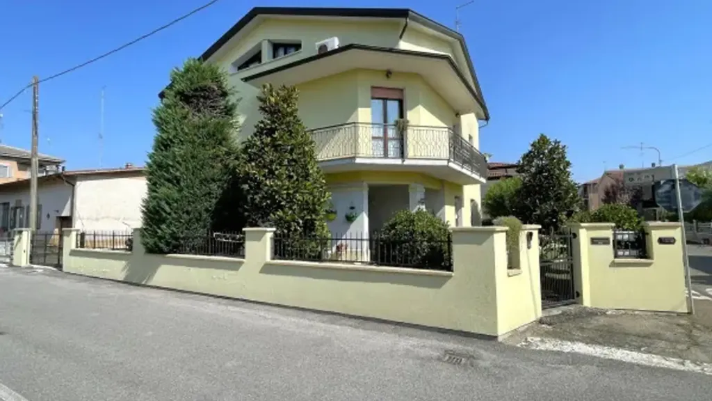 Välivaade - Rear-Access Villa with Garden in Soliera