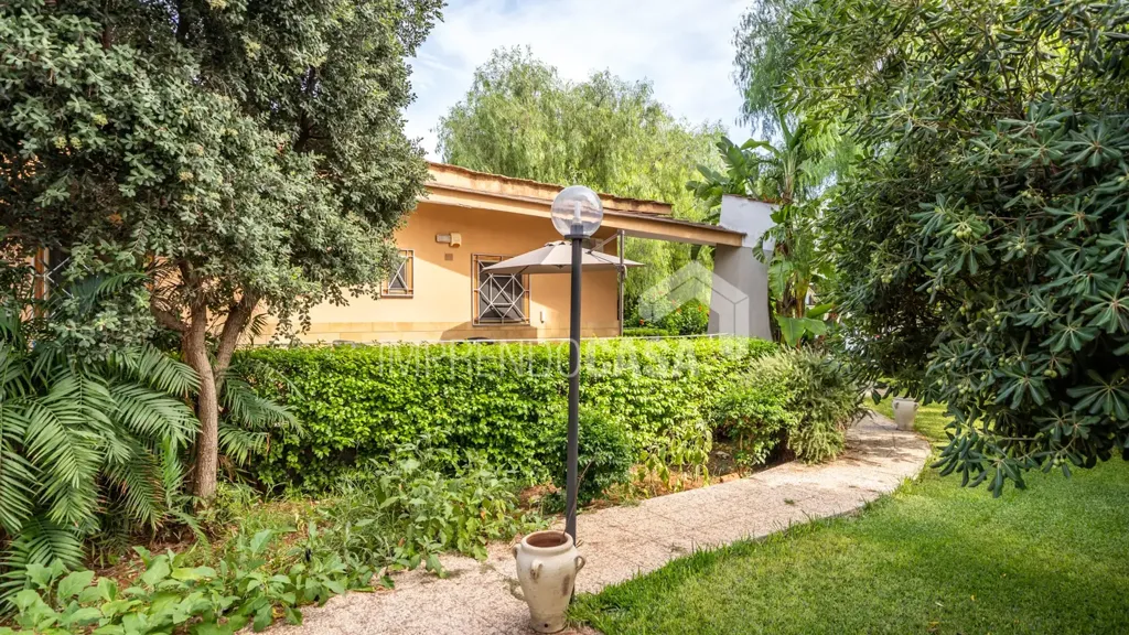 Jardin - Villa with Private Garden in Mondello, Palermo