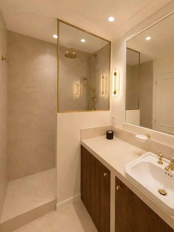 Salles de bain - Studio Rénové avec Terrasse au Carré d'Or