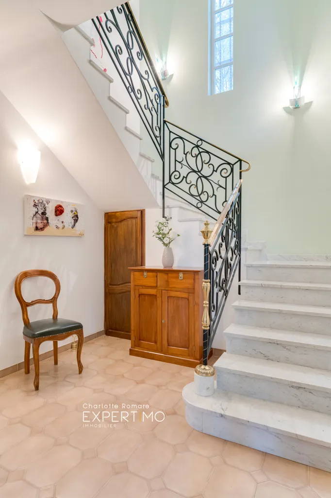 Pièces - Villa avec Piscine et Vue Panoramique au Val