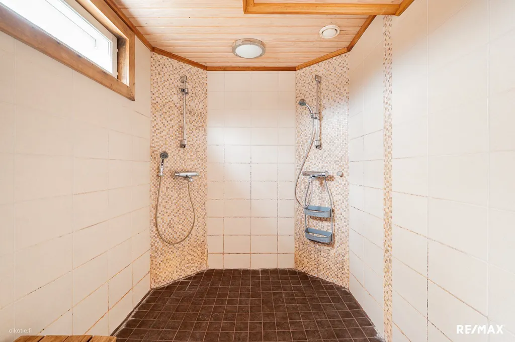 Salles de bain - 60s Architectural House with Pool in Jalkaranta, Lahti