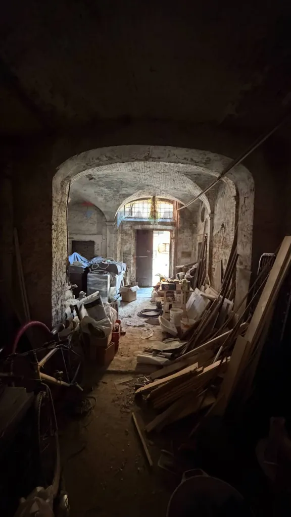 Pièces - Warehouse/Studio for Renovation in Foligno
