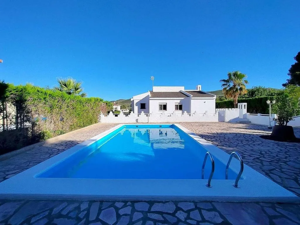 Piscine - Chalet with Pool and Terrace in Turís