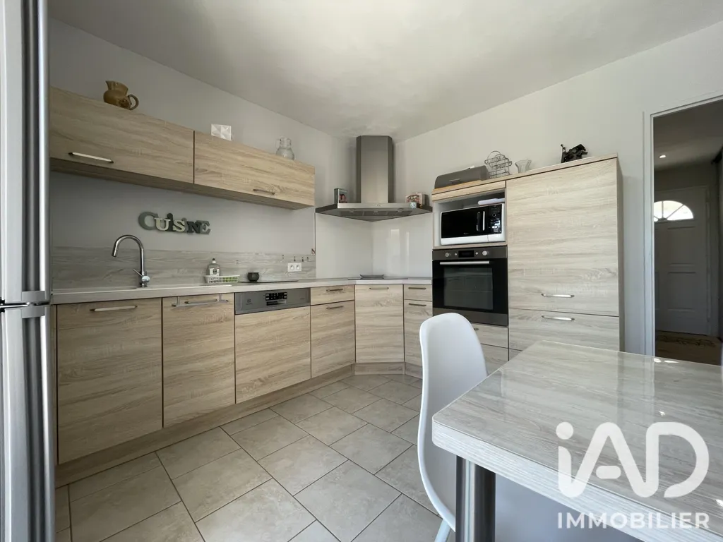 Cuisine - Villa Plein Pied avec Piscine à Trausse