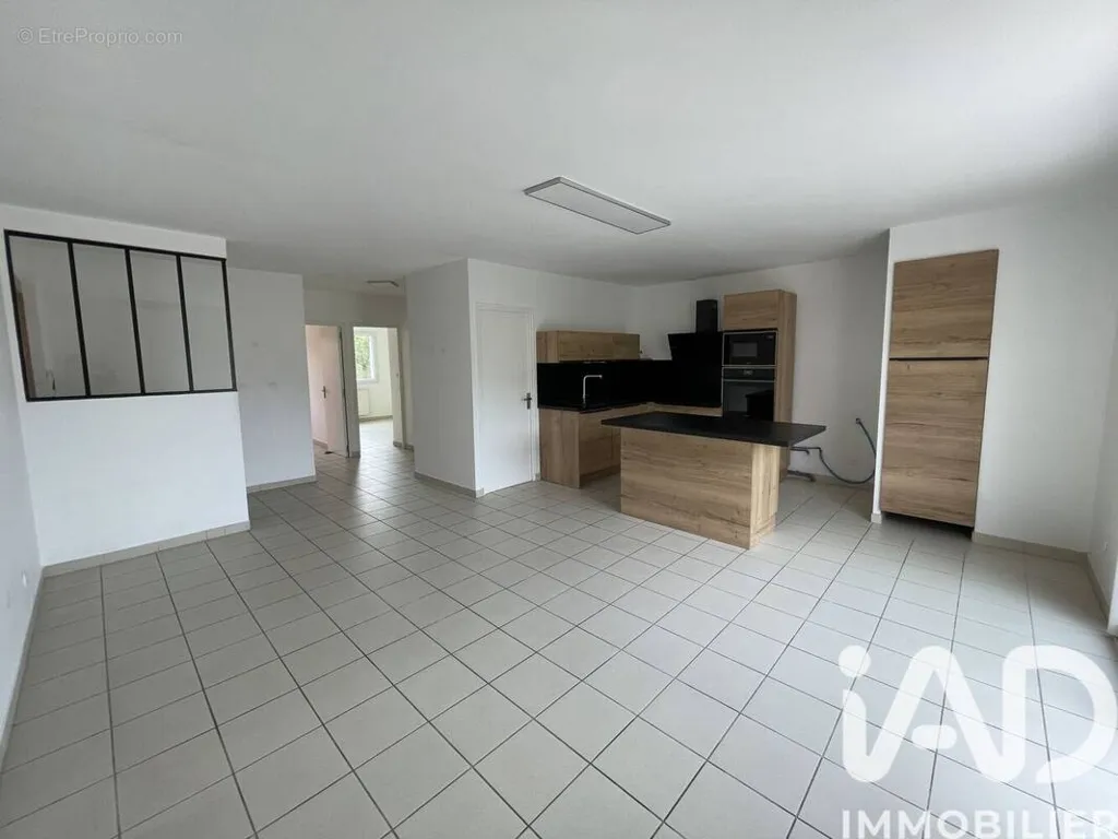 3-toaline korter asukohas Montelimar