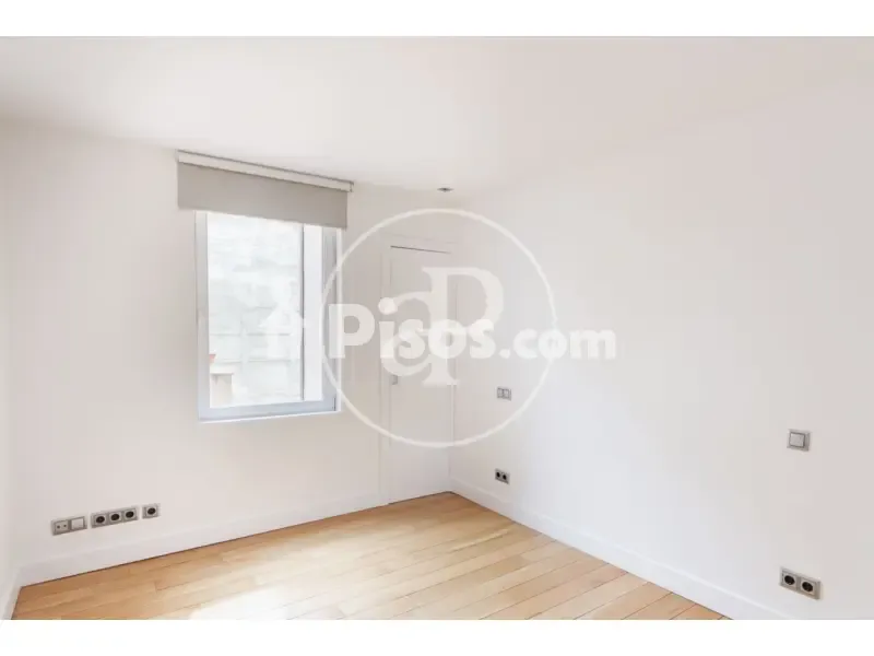 Rooms - Modern Apartment with Balcony Views in Madrid Centre