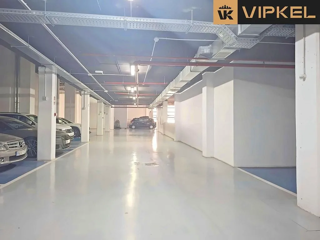 Garage - Penthouse with Pool in Málaga's Perchel