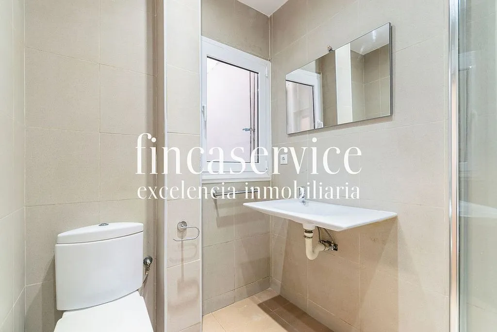Vannitoad - Flat with Two Accesses in Sants, Barcelona