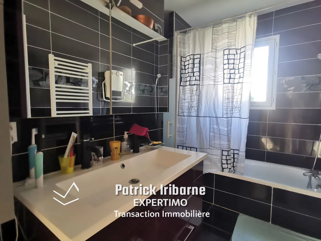 Salles de bain - Maison avec Piscine à Saintes