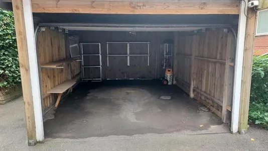 Garaaž - Garage with Automatic Opener in Gentofte