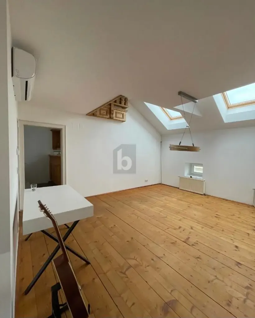 Pièces - Penthouse with Balcony in 17th District