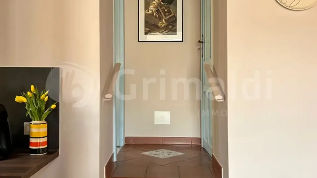 Esik - Restored Apartment with Balconies in Avola