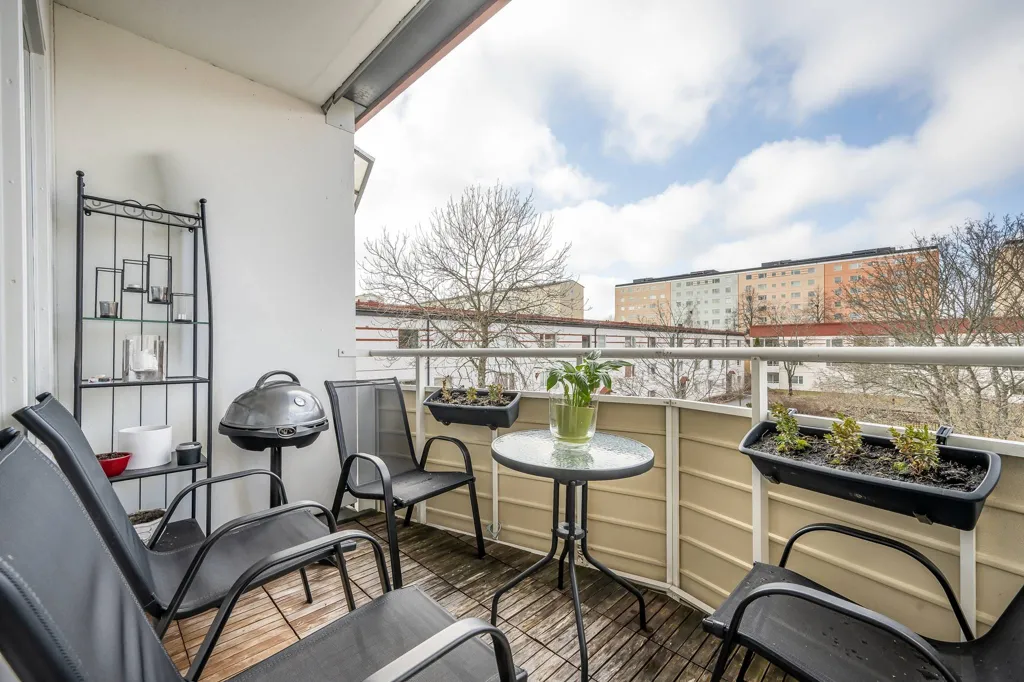 Rõdu - 3-Bedroom Flat with West-Facing Balcony in Haninge