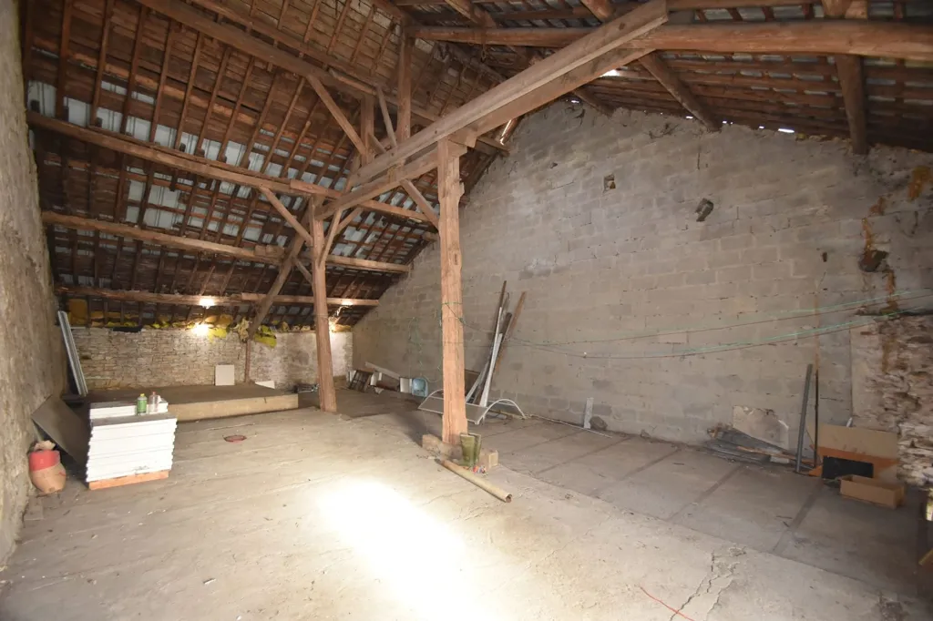 Pièces - Anciennes Écuries à Rénover au Village de Les Bulles