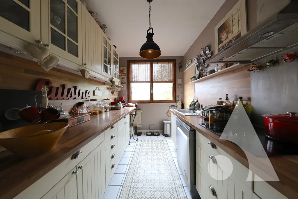 Kitchen - Spacious Flat with Balcony in Evry Village