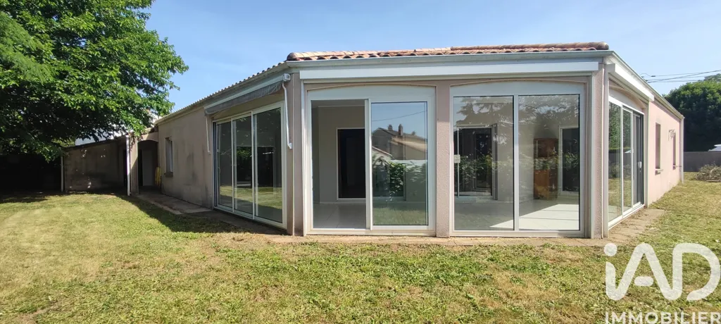 Jardin - Maison Moderne avec Terrasse à Cherveux