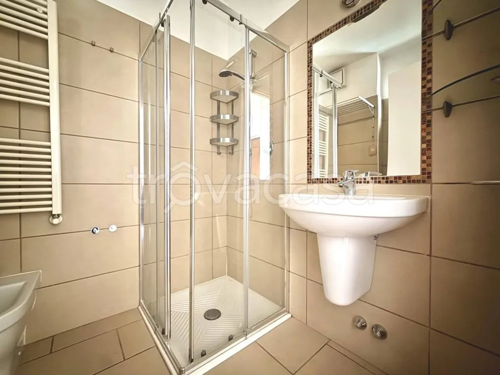 Salles de bain - Modern Studio with Terrace in Moncalieri
