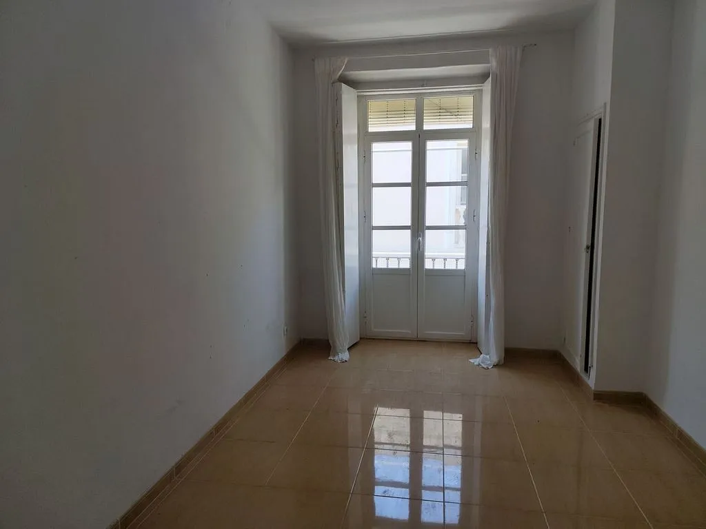 Stanze - 3-Bedroom Flat with Balcony in Historic Centre