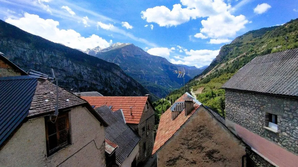 Spacious House with Mountain Views in Sin