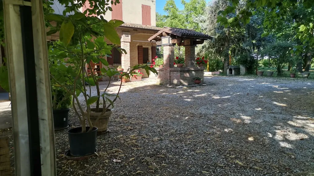 Jardin - Rustic Farmhouse with Workshop in Cavezzo