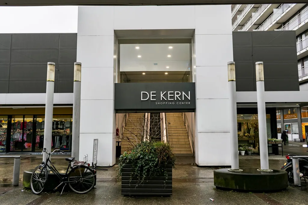 Extérieur - Local Commercial avec Diverses Activités à Wilrijk