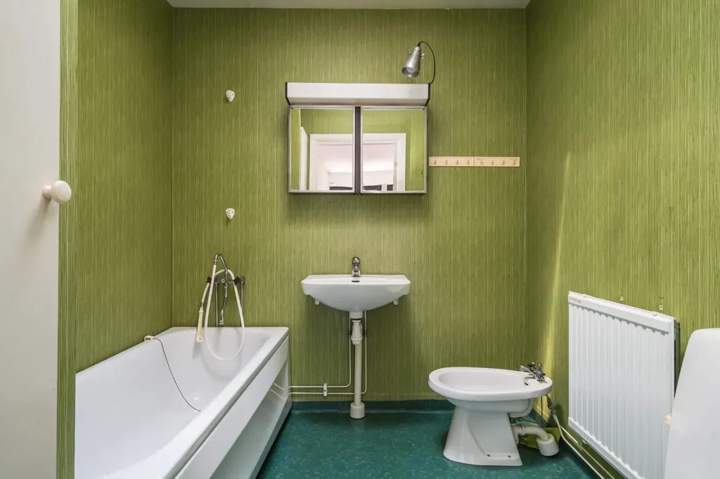 Salles de bain - Family House with Development Potential in Åby