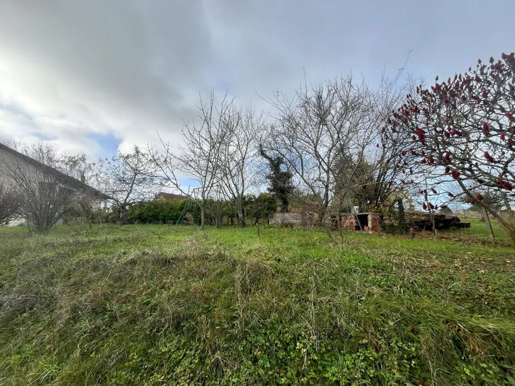 Aed - Traditional House with Garden in Busset