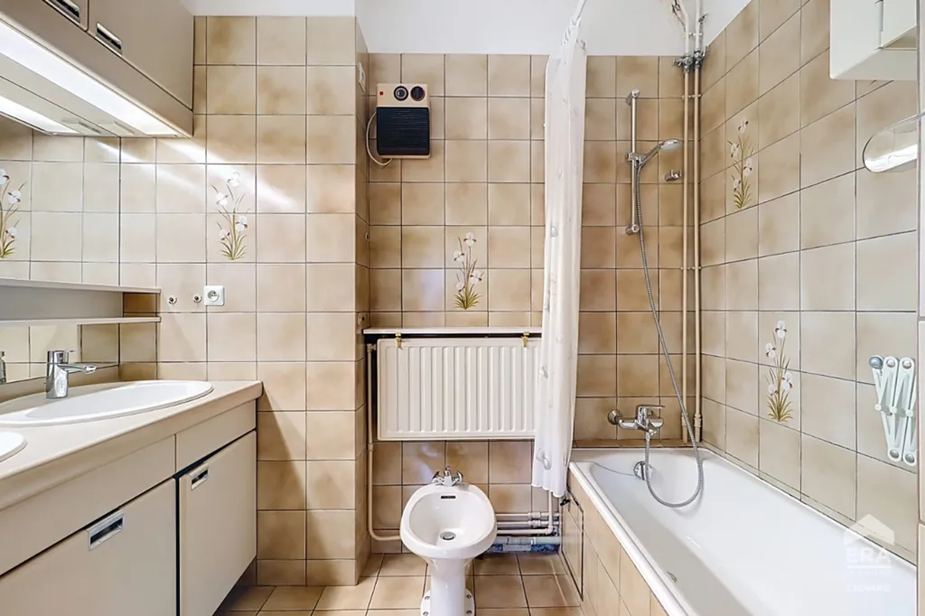 Bathrooms - Split-Level House with Garden in Quiet Neighbourhood
