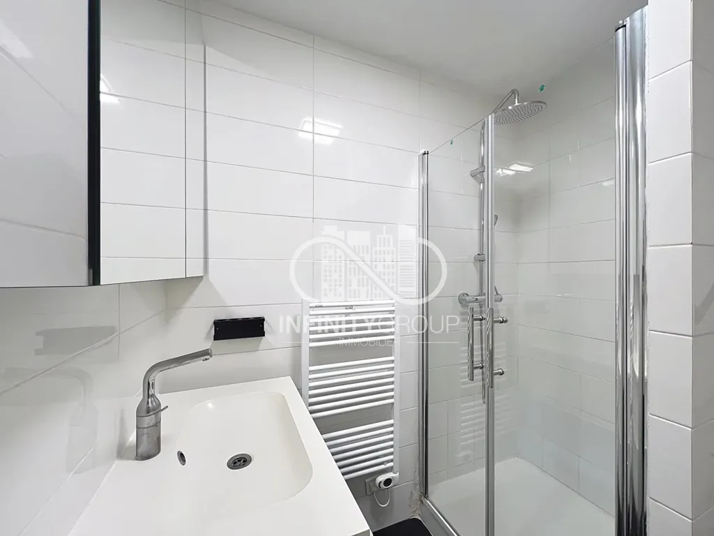 Salles de bain - 3 Pièces en Rez de Jardin avec Piscine à Vallauris
