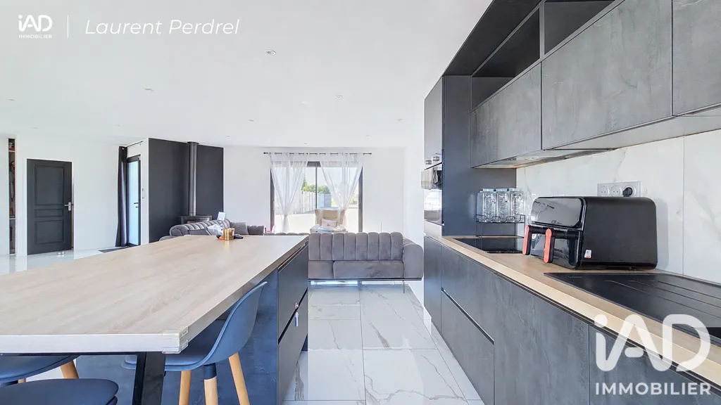 Cucina - Contemporary House with Pool in Allaire