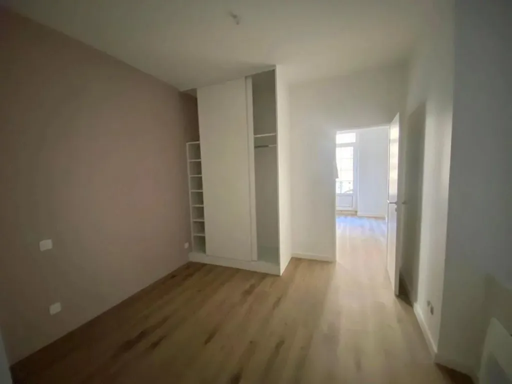 Chambres - Appartement Rénové avec Balcon en Centre-Ville