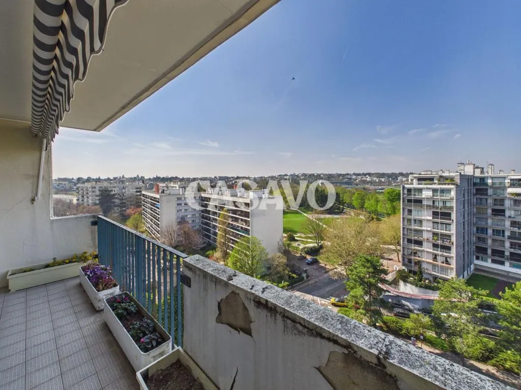 Rõdu - 4-Piece Flat with Balcony in Saint-Cloud