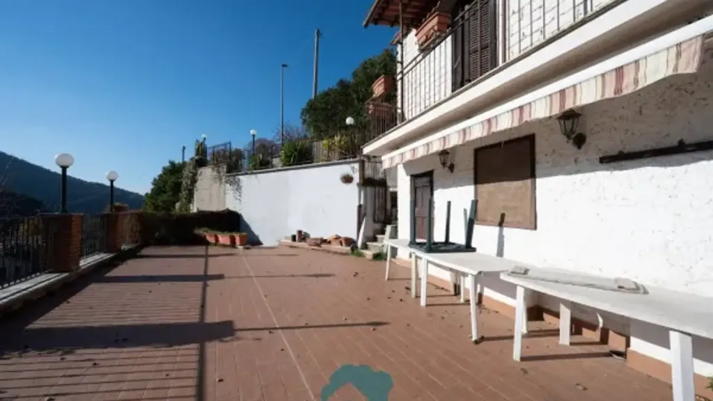 Villa with Garden in Poli