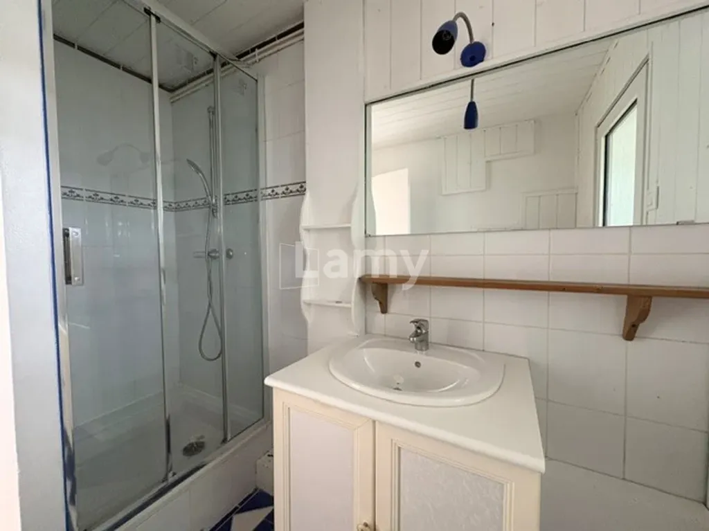 Student-Friendly Flat with Balcony in Montrapon