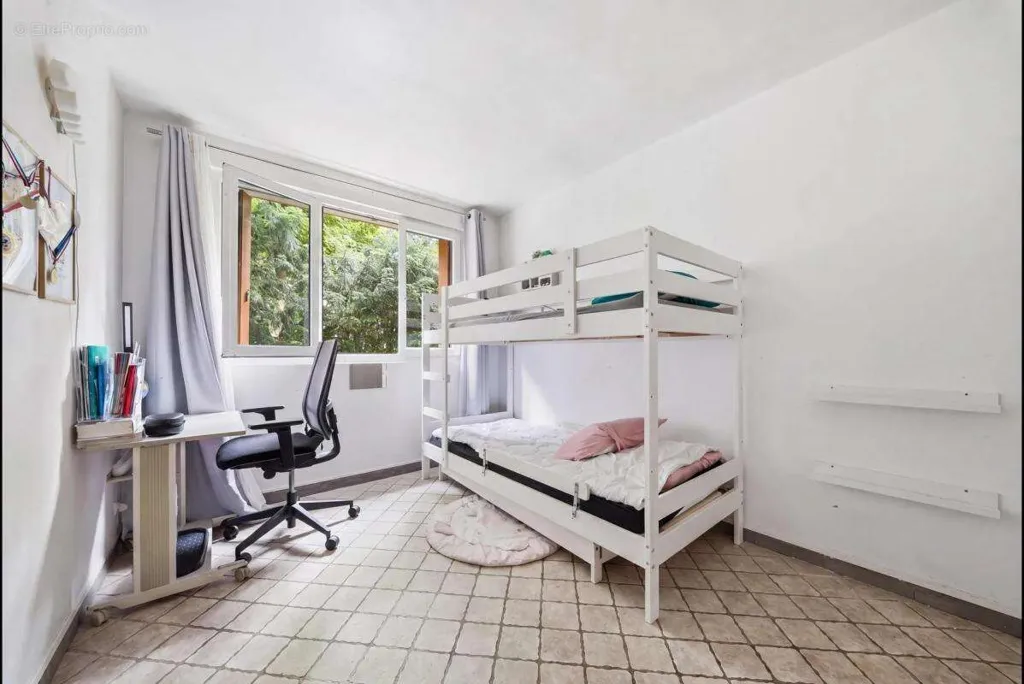 Chambres - Appartement Traversant avec Cave à Thiais