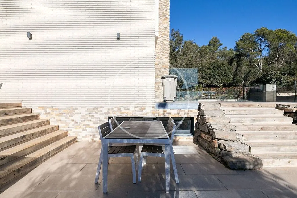 Piscine - Contemporary Villa with Pool in Begues