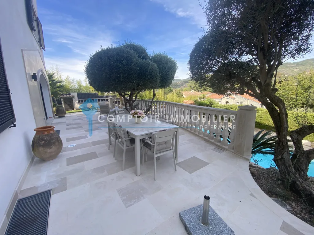 Terrasse - Villa de Luxe avec Piscine à Mandelieu la Napoule