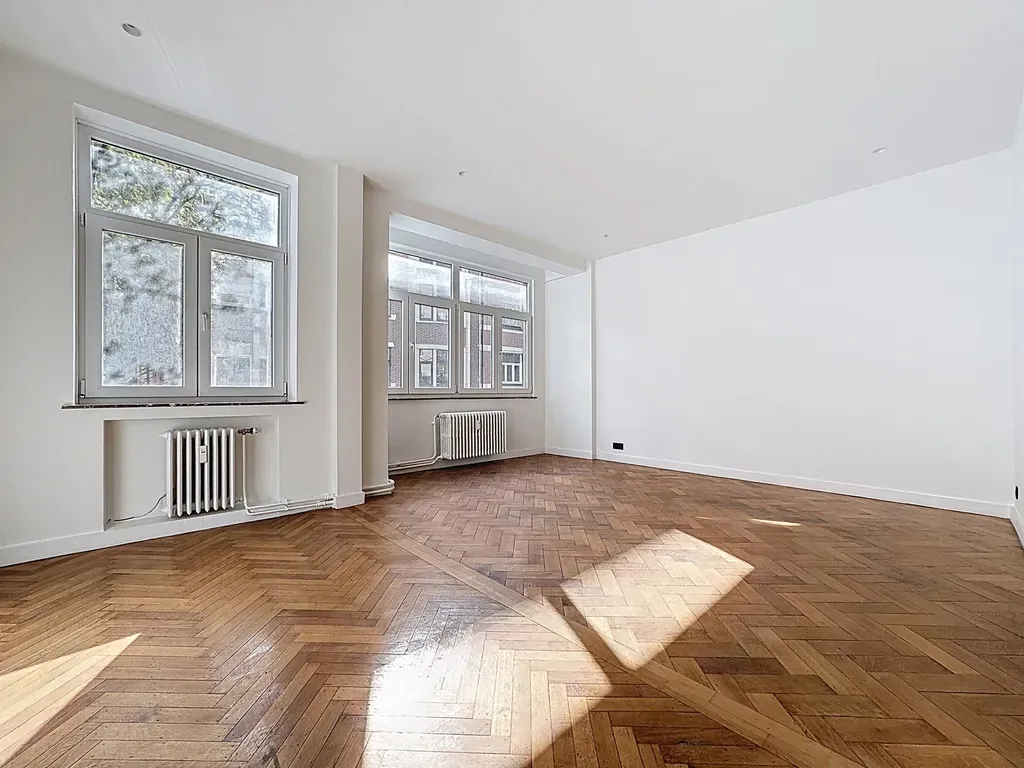 Soggiorno - Renovated 2-Bedroom Apartment in Forest