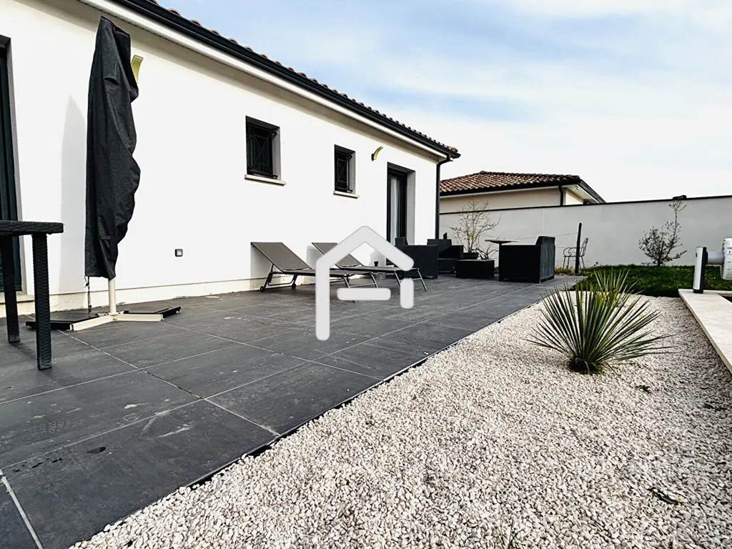 Jardin - Maison Moderne avec Piscine à Merville