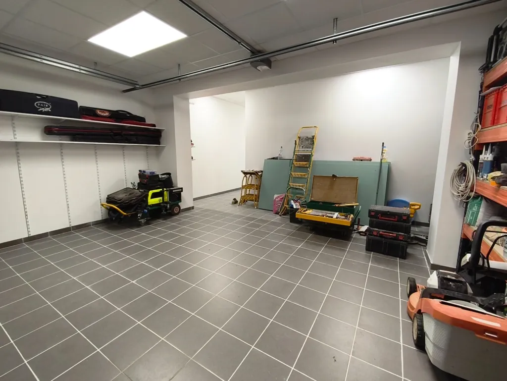 Garage - Maison Contemporaine avec Terrasse dans un Environnement Calme