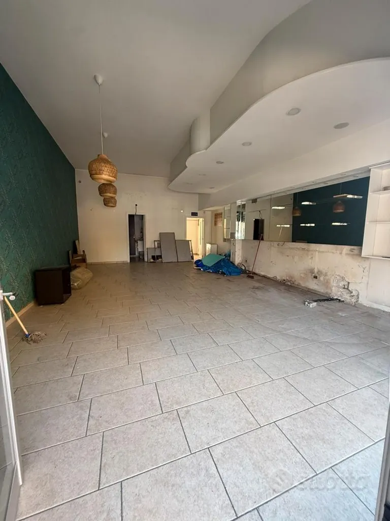 Pièces - Commercial Space with Main Street Frontage in Mondragone