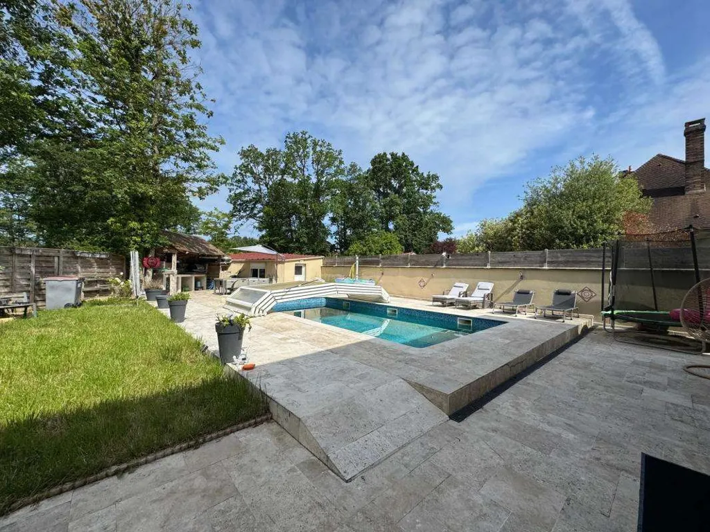 Piscina - Contemporary House with Pool in Dammarie-les-Lys