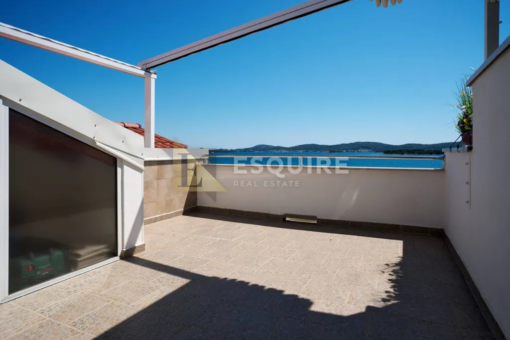 Terrass - Seafront Apartment with Terrace in Turanj