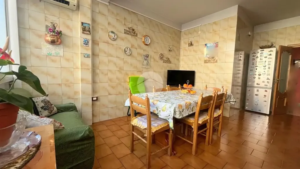 Salle à manger - 1970s Apartment with Balcony in Palermo