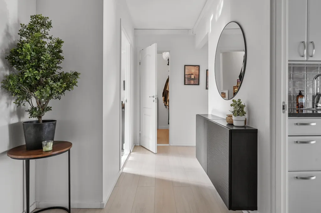 Hallway - Stylish Two-Bedroom with Balcony in Märsta