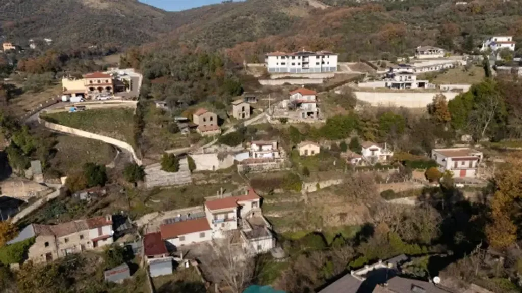Villa with Garden in Poli