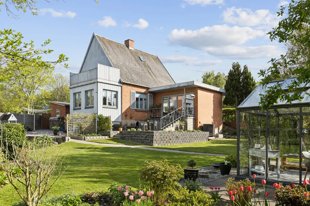 Aed - Redbrick Villa with Garden in Faxe