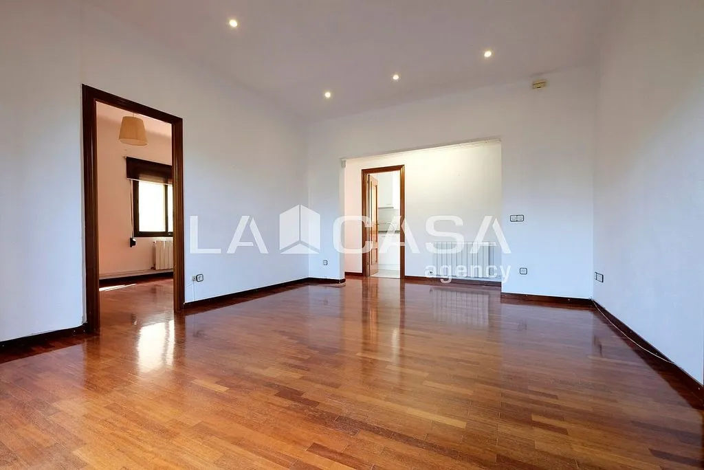 Elutuba - East-West Oriented Flat near Passeig Maragall