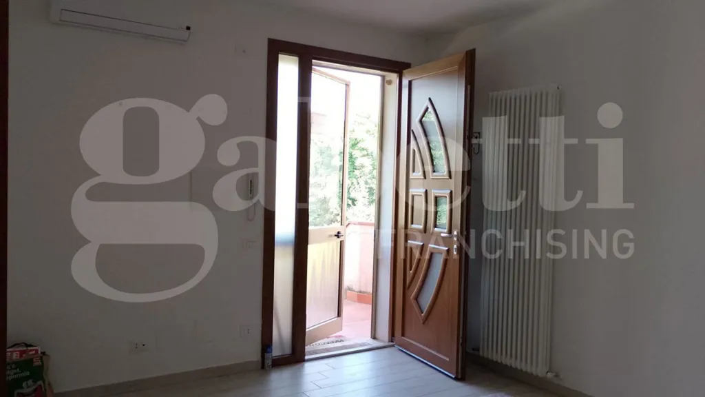 Hallway - Modernised Apartment with Garden in Ceregnano