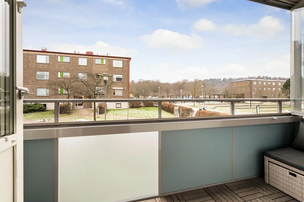 Rõdu - Through-Planed Flat with Glass Balcony in Göteborg
